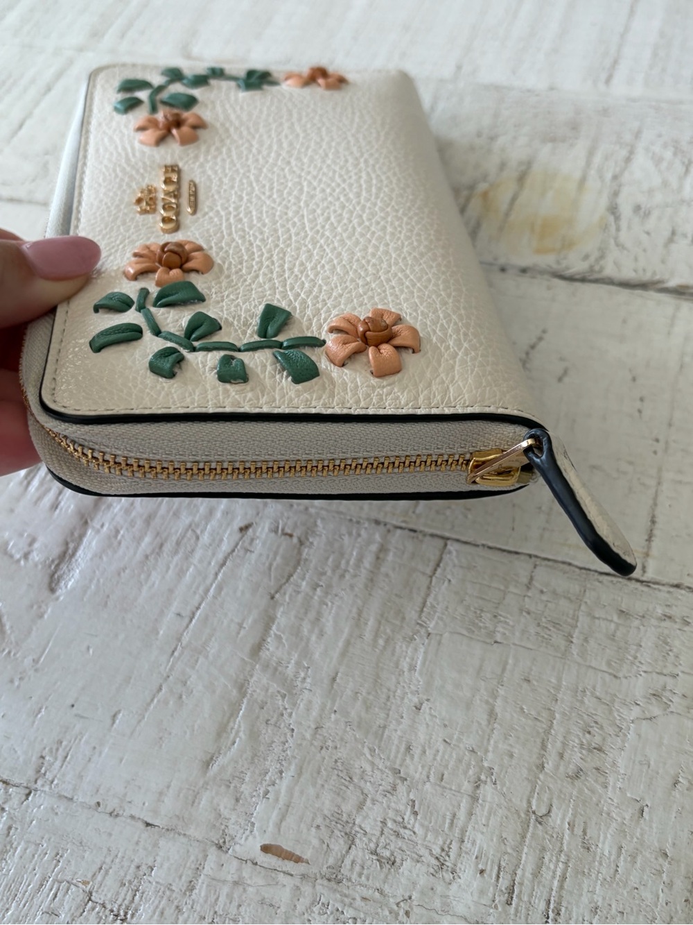 Coach Medium ID Zip Wallet with Floral Whipstitch in Chalk Pebbled Leather - Picture 4 of 15